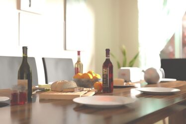 Sådan indretter du dit spisebord med stilfuldt spisestel