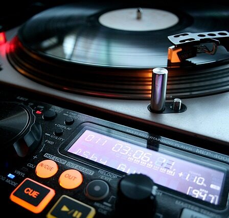 En guide til budgetvenlig leje af dj pulte