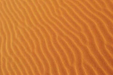 Sandets historie: Fra forhistorisk tid til moderne byggeri